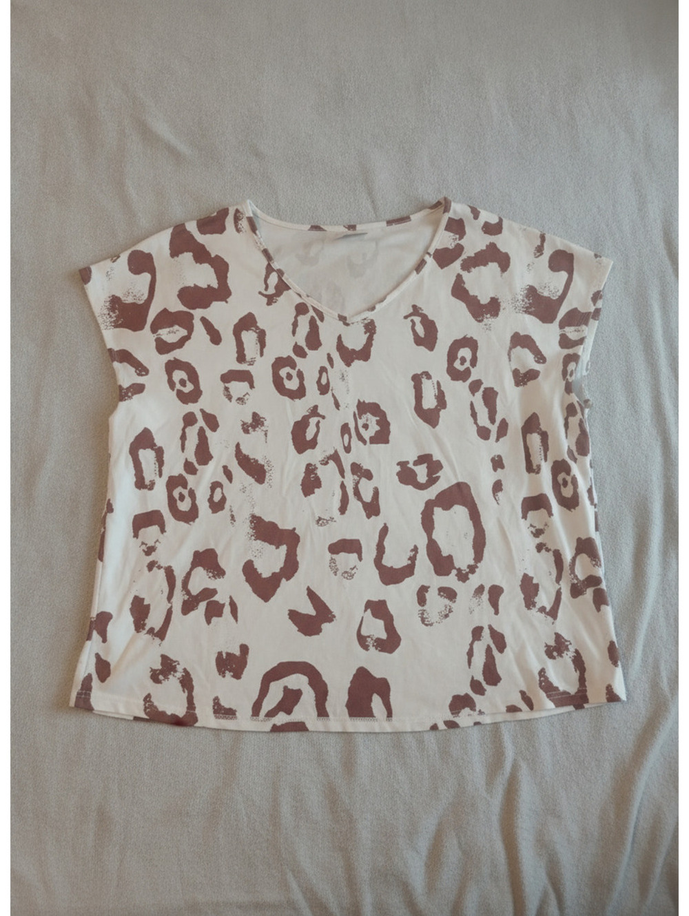 Women's Short Sleeve V-Neck Animal Print Top
